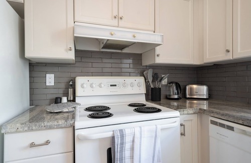Downtown Toronto Apartment | Cozy Parisian Suite Close to the St. Lawrence Market & Toronto's Top Attractions