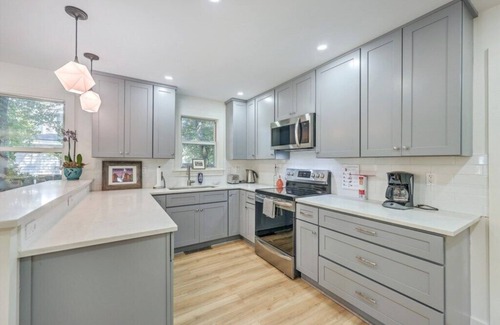 North Charleston House | Cozy Park Circle Retreat with Deck & Modern Amenities, Close to Charleston