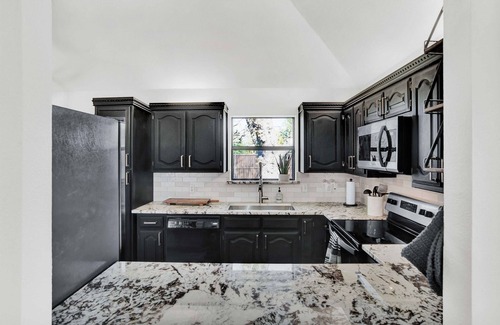 Frisco House | Cozy Parkside Home/Rail Yard/Toyota Centre