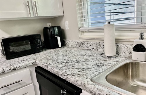 Sandy Springs Apartment | Cozy Patio - Free Pkng - 3 Smart TV's w/Netflix