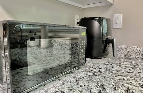 Sandy Springs Apartment | Cozy Patio - Free Pkng - 3 Smart TV's w/Netflix
