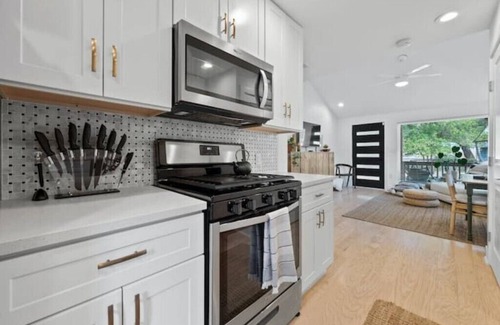 Rosewood House | COZY PATIO + MODERN COTTAGE + CONVENIENT LOCATION