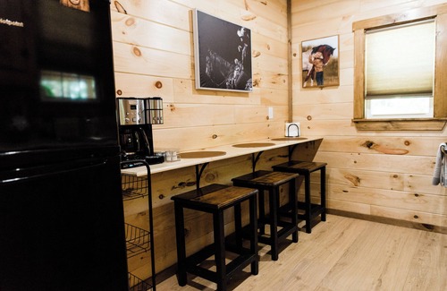 Salt Lick Cabin | Cozy & peaceful 2-bedroom cabin in charming Salt Lick.
