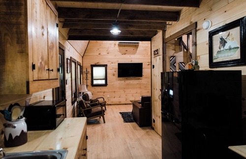 Salt Lick Cabin | Cozy & peaceful 2-bedroom cabin in charming Salt Lick.