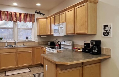 West Richland House | Cozy peaceful retreat w/king bdn