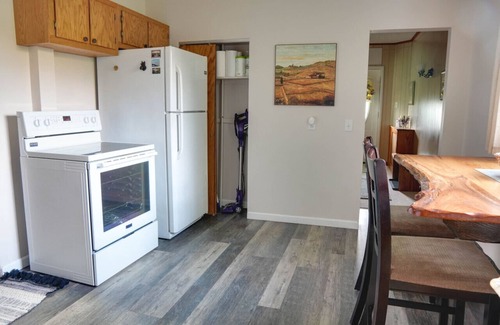 Spangler House | Cozy & Peaceful 3BR Retreat – Porch, Creek Sounds & Wildlife Views