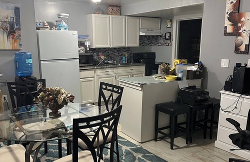 Hyde Park House | Cozy, peaceful, very clean, you can work or just get away, weekly or monthly.