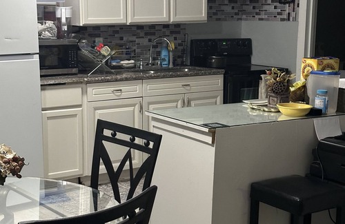Hyde Park House | Cozy, peaceful, very clean, you can work or just get away, weekly or monthly.