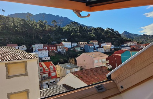 O Pindo Condo | Cozy penthouse by the sea and mountains