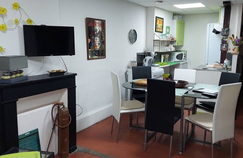 Vailly-sur-Sauldre Cottage | Cozy pet-friendly city home with shared courtyard and free WiFi in Vailly-sur-Sauldre