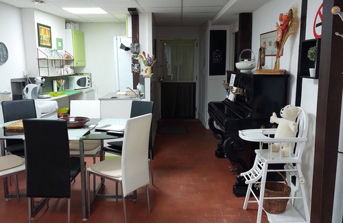 Vailly-sur-Sauldre Cottage | Cozy pet-friendly city home with shared courtyard and free WiFi in Vailly-sur-Sauldre