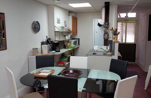 Vailly-sur-Sauldre Cottage | Cozy pet-friendly city home with shared courtyard and free WiFi in Vailly-sur-Sauldre