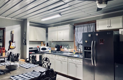 Greenbrier Apartment | Cozy pet friendly retreat near Nashville!