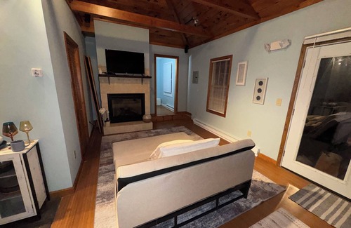 Pawcatuck House | Cozy, pet friendly 1 bedroom house in Stonington close to casinos, beach, & RI.