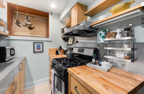 Phinney Ridge Apartment | Cozy, Pet Friendly Apartment Close to Pike Place Market, Space Needle, & more!