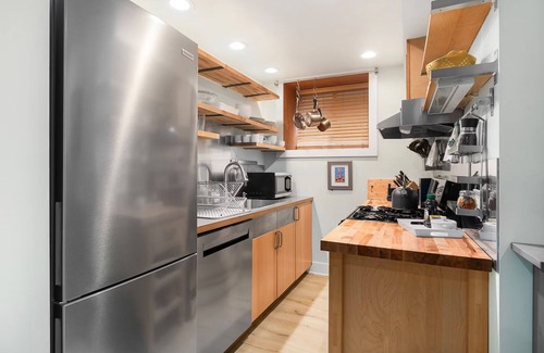 Phinney Ridge Apartment | Cozy, Pet Friendly Apartment Close to Pike Place Market, Space Needle, & more!