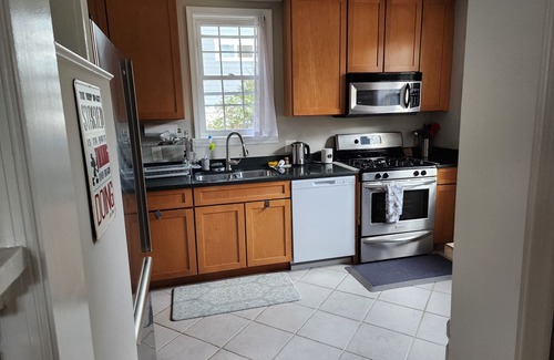 Belle Haven House | Cozy, Pet Friendly Cottage - Old Towne Alexandria!