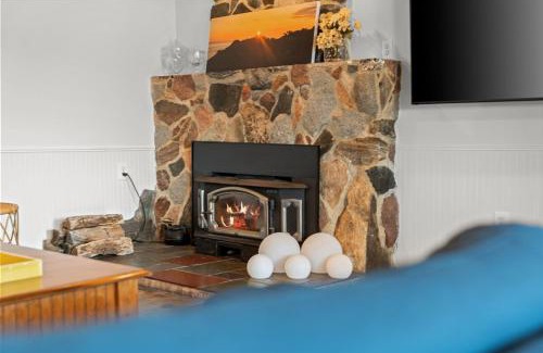White Lake House | Cozy Pet-Friendly Condo l Pool l Dock l Walk to Parks