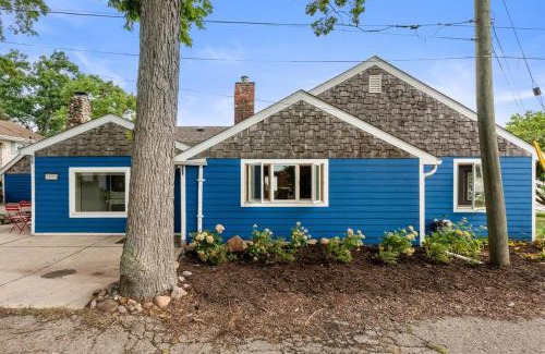 White Lake House | Cozy Pet-Friendly Condo l Pool l Dock l Walk to Parks