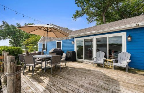 White Lake House | Cozy Pet-Friendly Condo l Pool l Dock l Walk to Parks