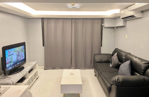 Cainta Condo | Cozy & Pet-Friendly Condo: Pool, Netflix, Karaoke, Games, Markets & Fully AC’d!