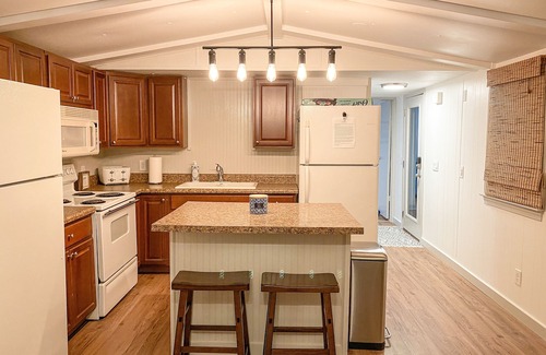 Fair Play House | Cozy Pet Friendly Cottage, 2 story Deep Water Dock - bring your boat!