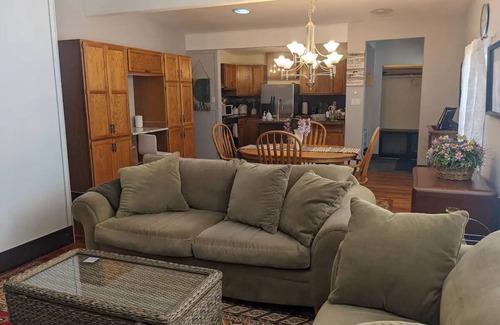 Kingsland House | Cozy Pet Friendly Family Home- King Bed, Free Parking, Full Laundry and Wi-Fi