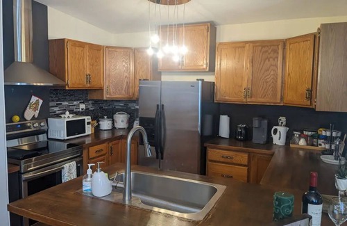Kingsland House | Cozy Pet Friendly Family Home- King Bed, Free Parking, Full Laundry and Wi-Fi