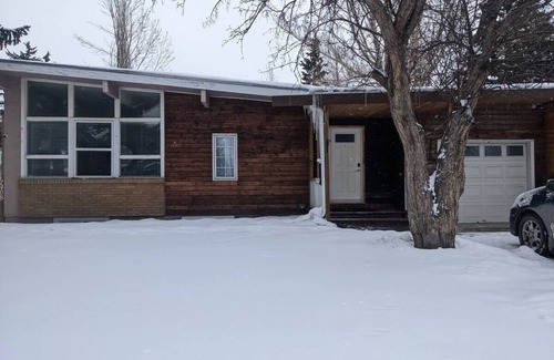 Kingsland House | Cozy Pet Friendly Family Home- King Bed, Free Parking, Full Laundry and Wi-Fi