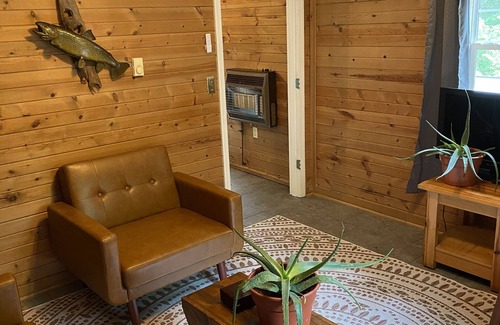 Wilderness Cottage | Cozy pet friendly guest house