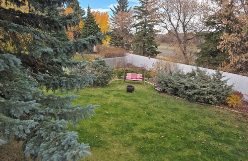 Red Deer House | Cozy Pet Friendly Guest Suite