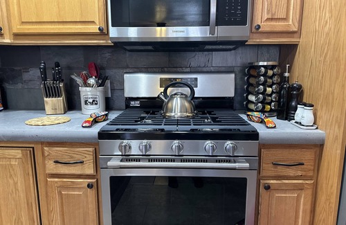Las Cruces House | Cozy pet friendly house with a great outdoor space, and fully stocked kitchen.