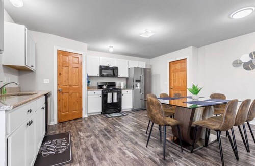 Belvidere House | Cozy Pet-Friendly Ranch NoStairs, ideal long stays