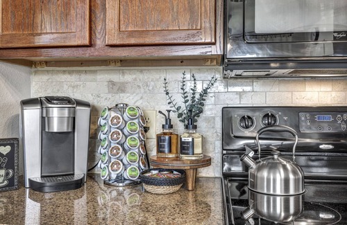 Temple House | Cozy, pet friendly Texan home/walk to restaurants!/King Bed w/workspace