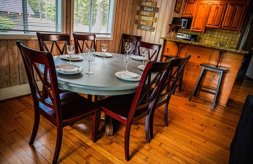 Pine Mountain House | Cozy pet friendly chalet overlooking Lake Innsbruck. Perfect fishing spot!