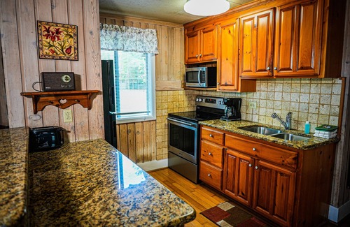 Pine Mountain House | Cozy pet friendly chalet overlooking Lake Innsbruck. Perfect fishing spot!
