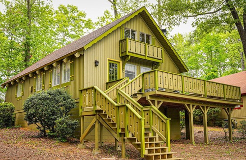 Pine Mountain House | Cozy pet friendly chalet overlooking Lake Innsbruck. Perfect fishing spot!