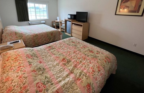 Red Bud Bed & Breakfast | Cozy Petite King + Queen Suite in a Friendly Town!