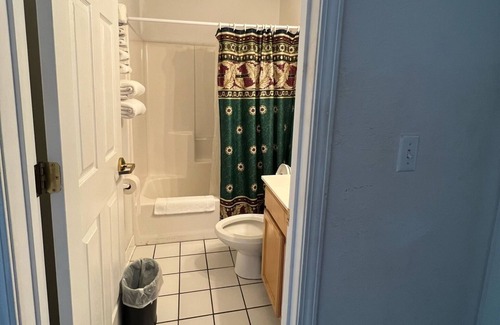Renault Bed & Breakfast | Cozy Petite Queen Economy Room with Free Parking!