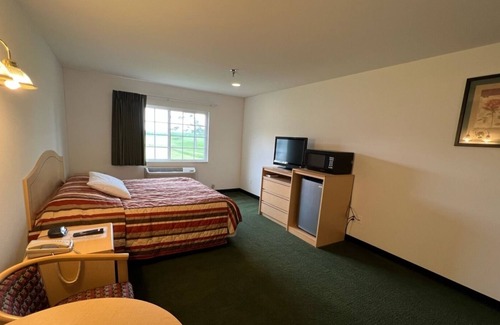 Red Bud Bed & Breakfast | Cozy Petite Single King Suite with Free Breakfast!