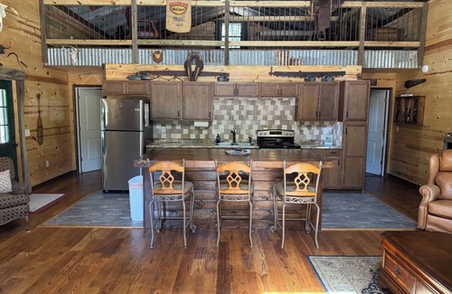 Pettit Cabin | Cozy Pettit Bay/Lake Tenkiller pet friendly cabin. Hunters & Fishermen welcome.