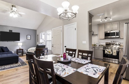 Peters View Condo | Cozy Phoenix Condo Near Biltmore | Pool & BBQ near Golf, Dining and Shops