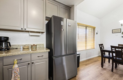 Peters View Condo | Cozy Phoenix Condo Near Biltmore | Pool & BBQ near Golf, Dining and Shops