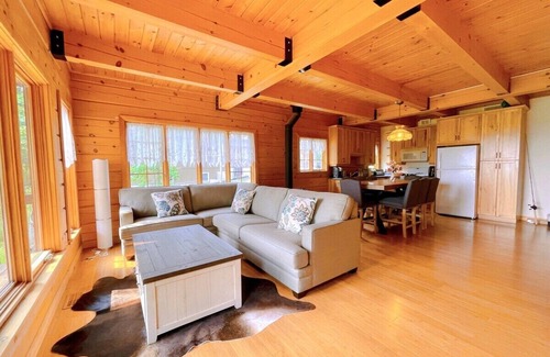 Bobcaygeon Cottage | Cozy Pigeon Lake Cottage