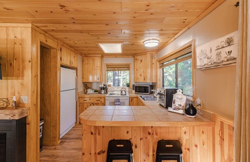 Prescott Cabin | Cozy Pines Hideaway- BBQ, fire-pit, zip-line, and fireplace