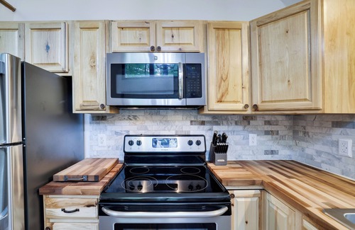 Pocono Lake House | Cozy Pocono Chalet- 5 min to Pool, Beach and Lake