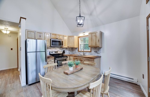 Pocono Lake House | Cozy Pocono Chalet- 5 min to Pool, Beach and Lake