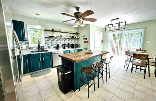 Albrightsville House | Cozy Pocono Retreat-Indoor Games-HotTub-Trampoline-Winter Fun