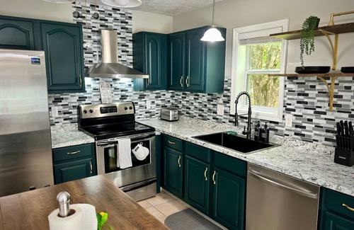 Albrightsville House | Cozy Pocono Retreat-Indoor Games-HotTub-Trampoline-Winter Fun