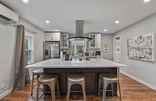 Henryville House | Cozy Pocono Retreat-Modern 3 bed